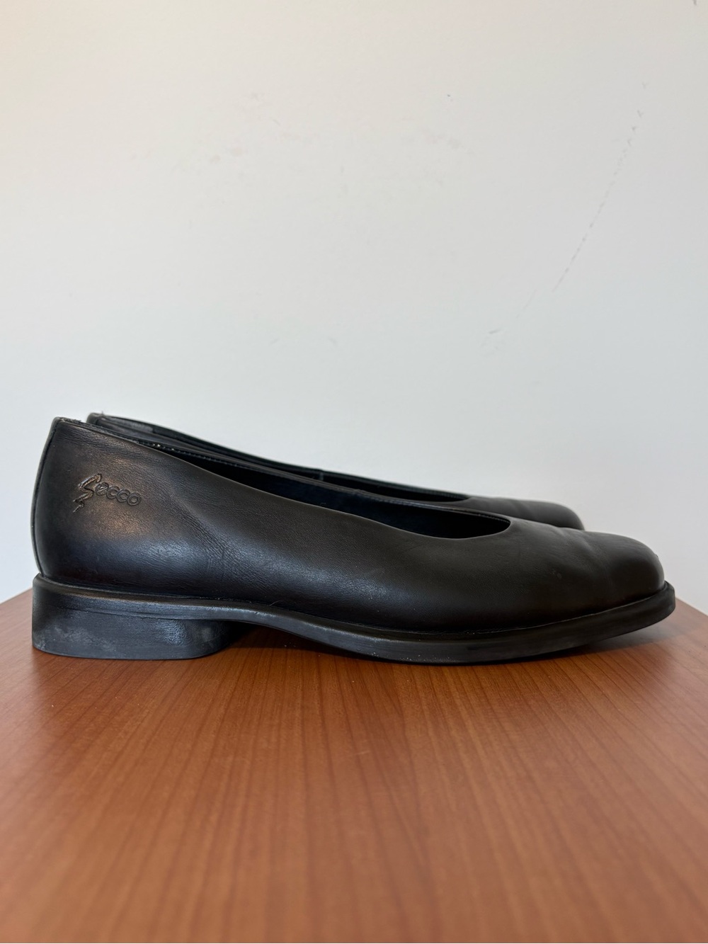 Ecco Classic Black Leather Women's Ballet Flat Loafer Shoe size 38 or 7-7.5 - Picture 3 of 10